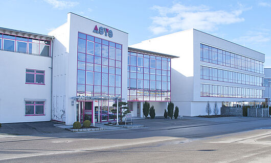 Gesamtansicht eines modernen Firmengebäudes der ASYS Group mit Glasfront.